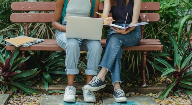 Studentsstudyingingreenpark